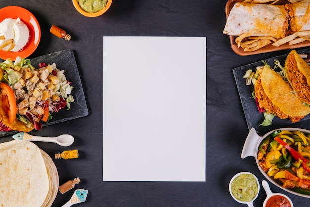 Arkusz papieru wśród meksykańskiego jedzenia