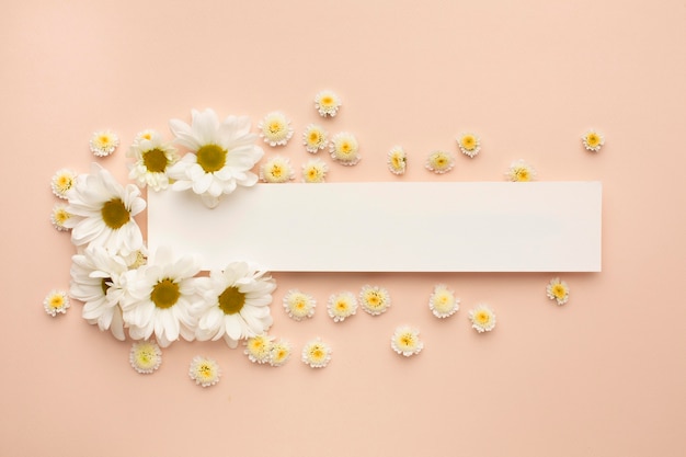 Bezpłatne zdjęcie arkusz papieru z kwitnącymi kwiatami