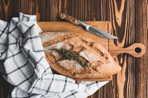 Bezpłatne zdjęcie aromatyczna gałązka na chlebowym bochenku