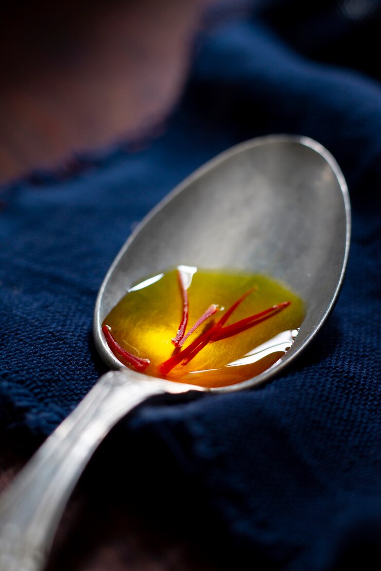 Bezpłatny plik Zdjęcie aromatyczna szafranowa aranżacja martwej natury