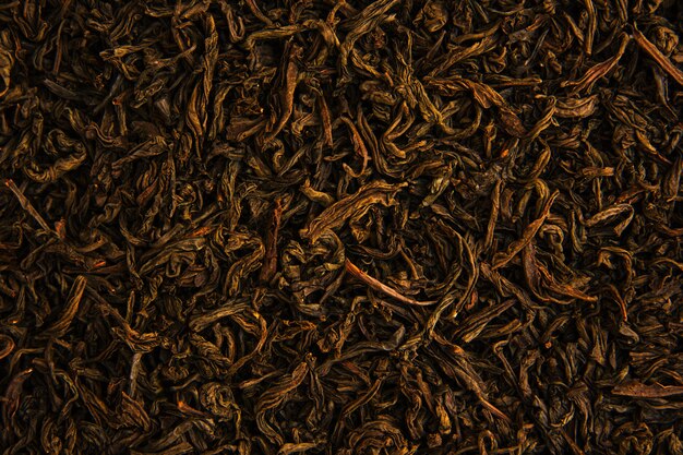 Aromatyczne suche zielone liście herbaty z bliska.