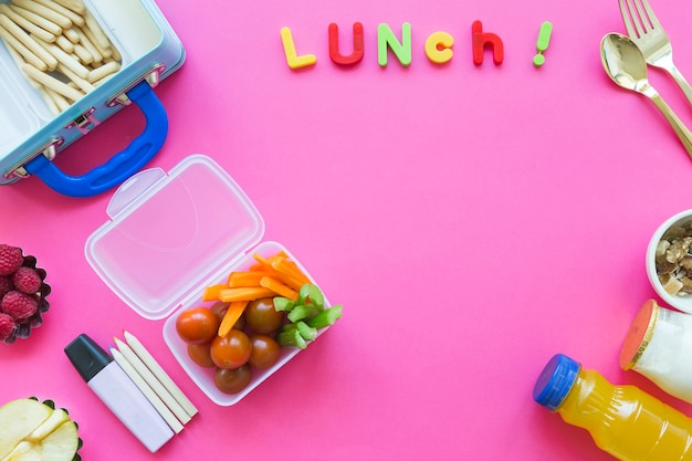 Bezpłatne zdjęcie artykuły papiernicze i zdrowe jedzenie w pobliżu pisania na lunch