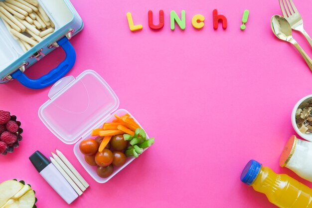 Artykuły papiernicze i zdrowe jedzenie w pobliżu pisania na lunch