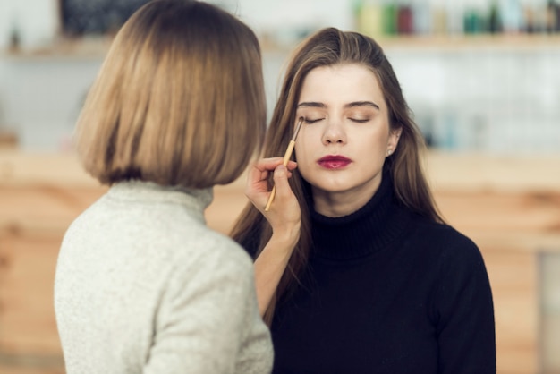 Artysta makijażu za pomocą eyeshadow na modelu