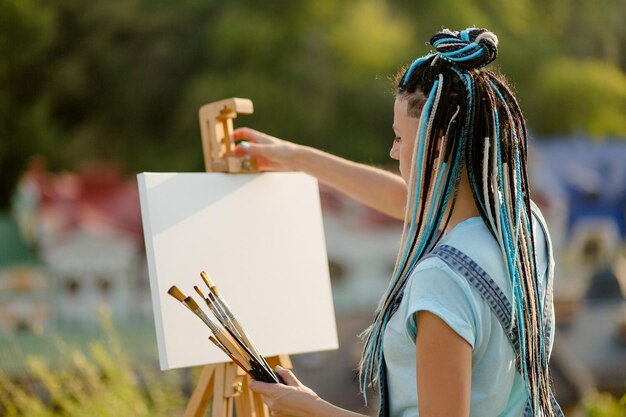 Artysta maluje w plenerze