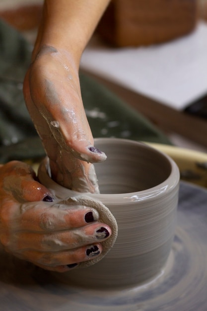 Artysta pod dużym kątem robi ceramikę