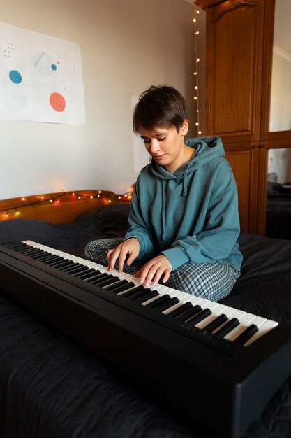 Artysta tworzący alternatywną muzykę pop do sypialni