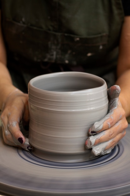 Artysta z przodu robi ceramikę