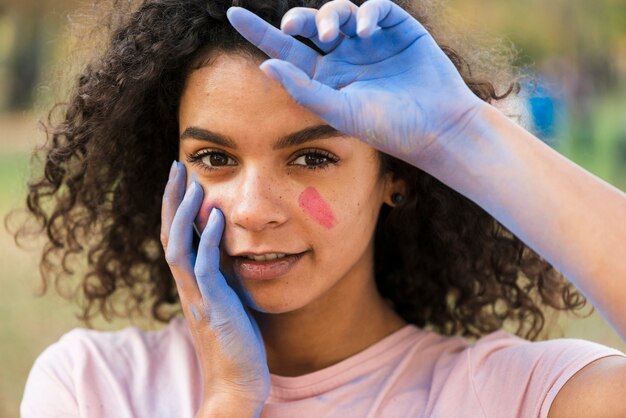 Artystyczna poza dla festiwalu holi