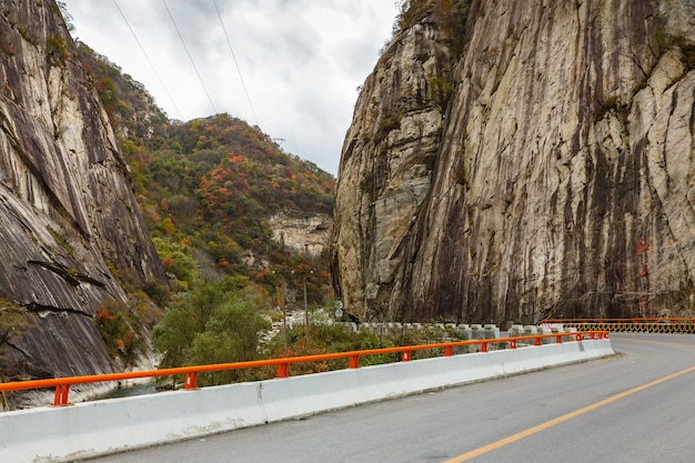 Asfaltowa droga w górach, krajowa autostrada g 210, shaanxi, chiny
