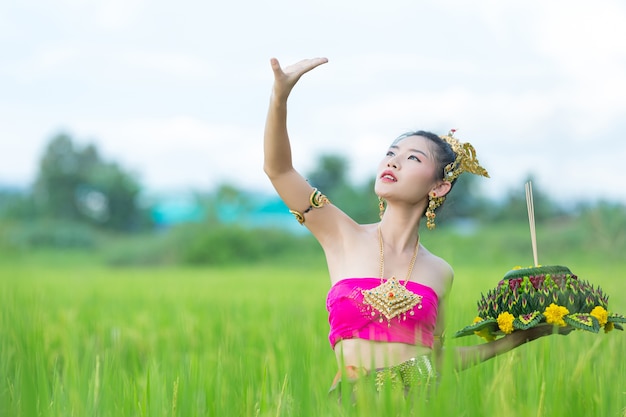 Asia Kobieta W Tradycyjnym Stroju Tajskim Trzymać Kratong. Festiwal Loy Krathong