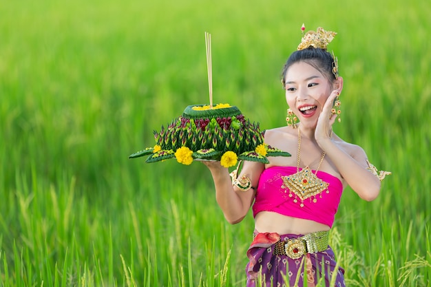 Asia kobieta w tradycyjnym stroju tajskim trzymać kratong. Festiwal Loy Krathong