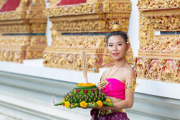 Asia kobieta w tradycyjnym stroju tajskim trzymać kratong. festiwal loy krathong