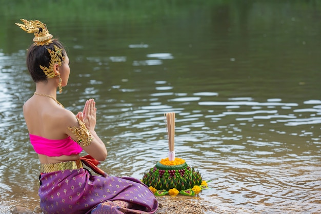 Asia kobieta w tradycyjnym stroju tajskim trzymać kratong. Festiwal Loy Krathong