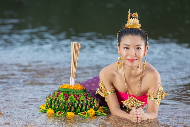 Bezpłatne zdjęcie asia kobieta w tradycyjnym stroju tajskim trzymać kratong. festiwal loy krathong