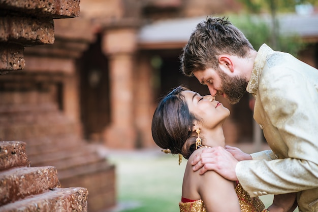 Asian Bride And Caucasian Groom Mają Romantyczny Czas Z Tajlandii Sukienka