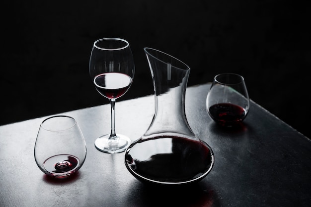 Bezpłatne zdjęcie asortyment karafek o wysokim kącie i kieliszków do wina