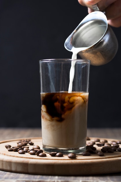 Bezpłatne zdjęcie asortyment kawy i nalewania mleka