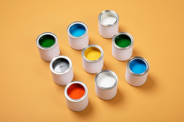 Asortyment kolorowych puszek z farbą pod wysokim kątem