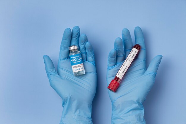 Asortyment koronawirusa z próbką krwi i szczepionką