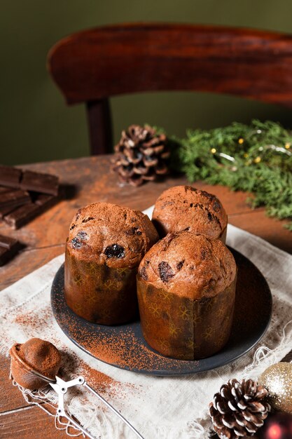 Bezpłatne zdjęcie asortyment martwej natury pysznego panettone