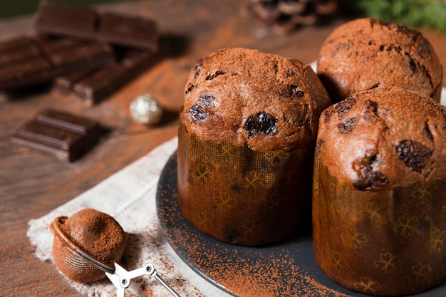 Bezpłatne zdjęcie asortyment martwej natury pysznego panettone