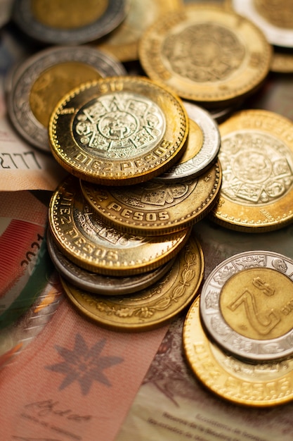 Bezpłatne zdjęcie asortyment monet meksykańskich pod wysokim kątem