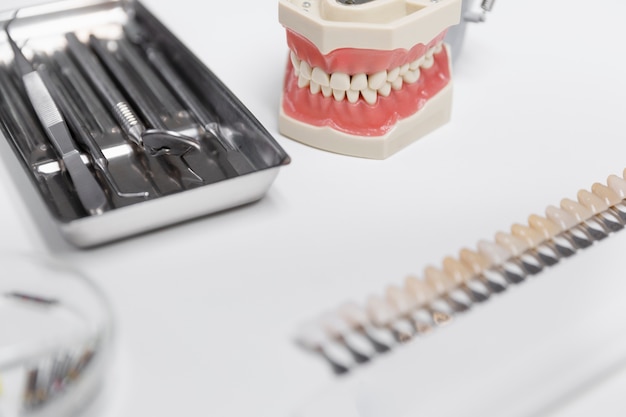 Asortyment narzędzi stomatologicznych pod dużym kątem