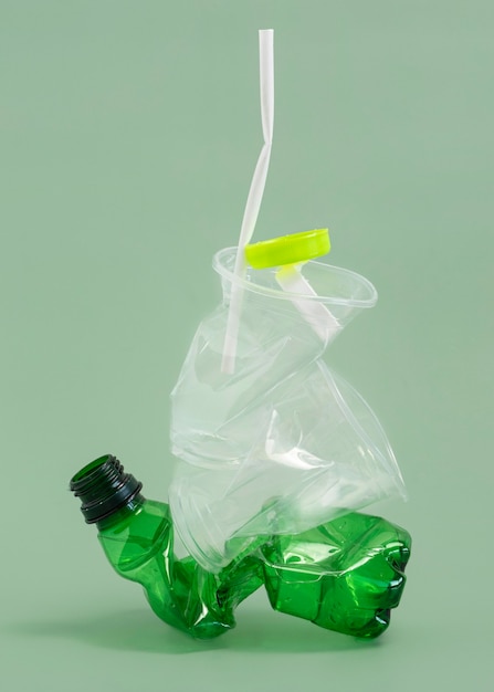Asortyment nieszkodliwych dla środowiska elementów plastikowych z przodu