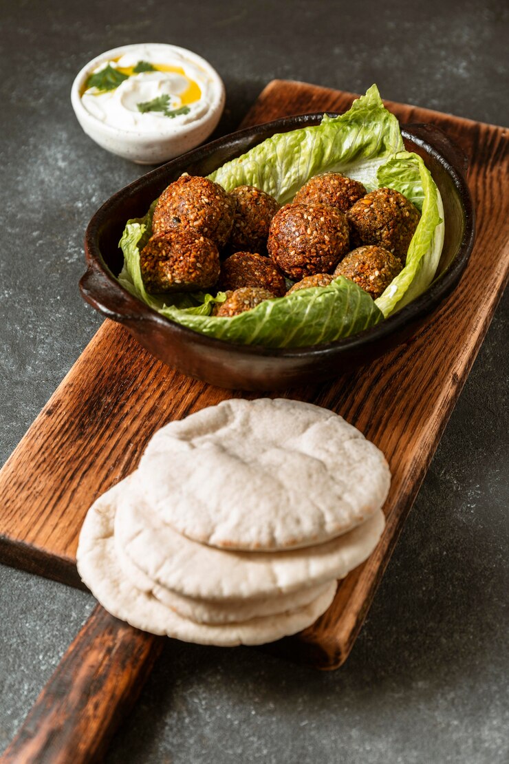 Bezpłatny plik Zdjęcie asortyment pieczywa z falafelami i pita