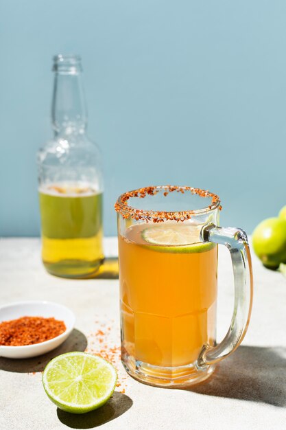 Asortyment pikantnych napojów michelada