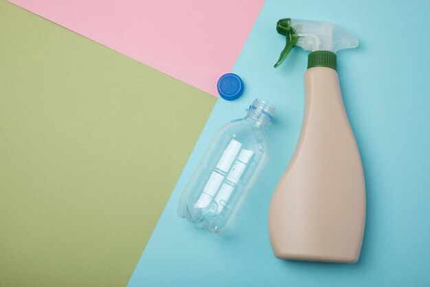 Asortyment plastikowych butelek z widokiem z góry