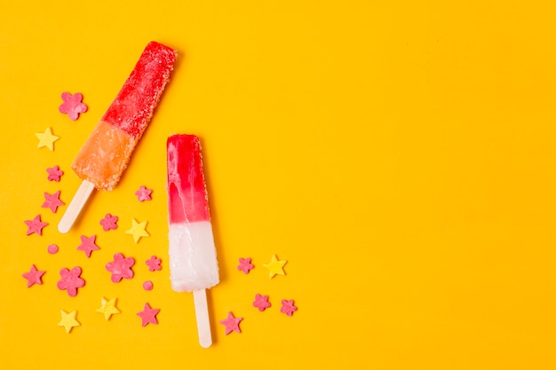 Asortyment popsicles owocowej kopii przestrzeń