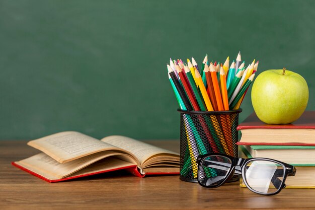 Asortyment przedmiotów edukacyjnych z przodu