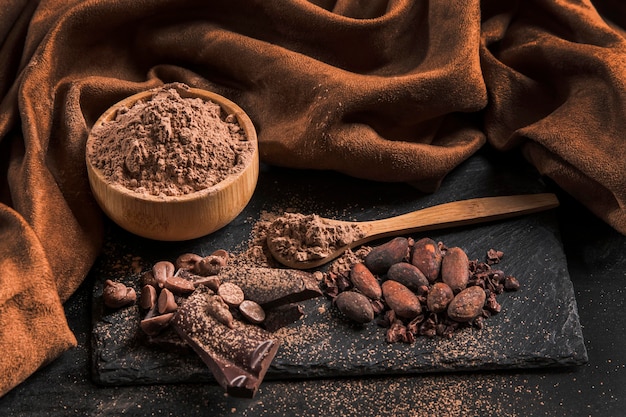 Asortyment pysznych czekolad pod wysokim kątem na ciemnej tkaninie