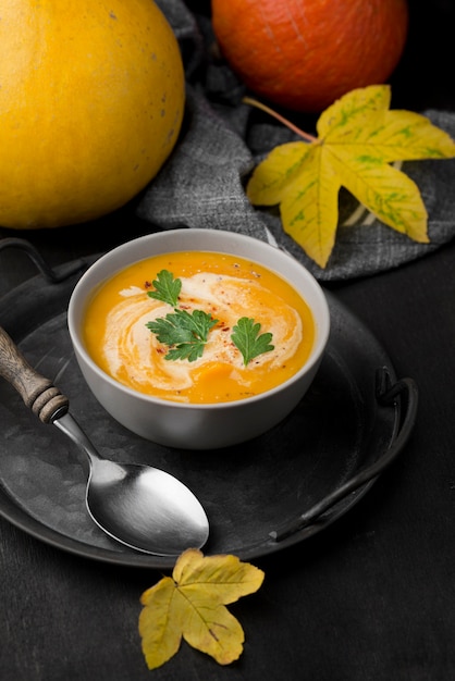 Asortyment pysznych jesiennych zup