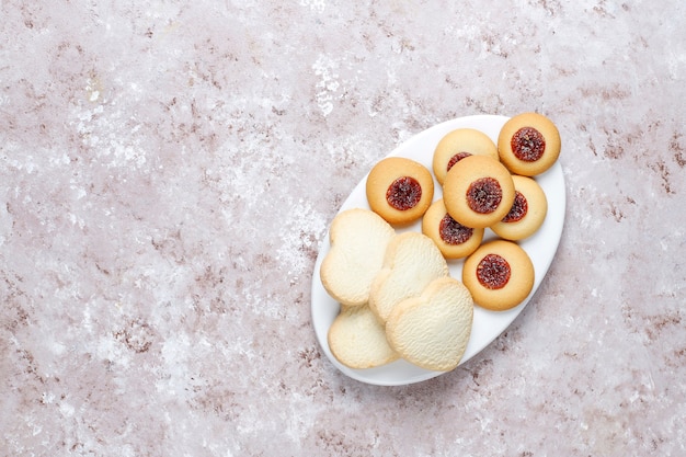 Asortyment pysznych świeżych ciasteczek.