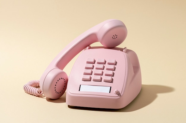 Asortyment różowych telefonów w stylu vintage