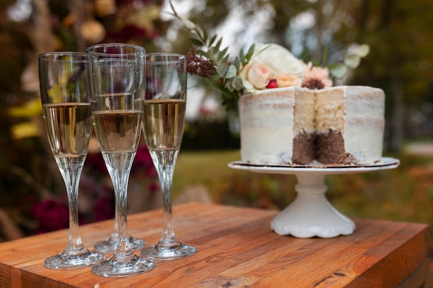 Bezpłatne zdjęcie asortyment ślubny z napojami i ciastem