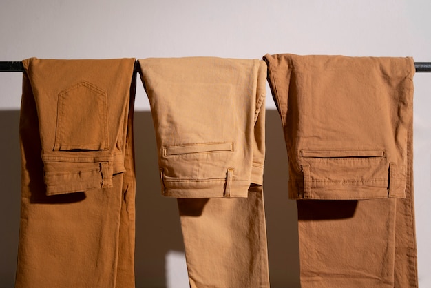 Bezpłatne zdjęcie asortyment spodni w kolorze beżowym
