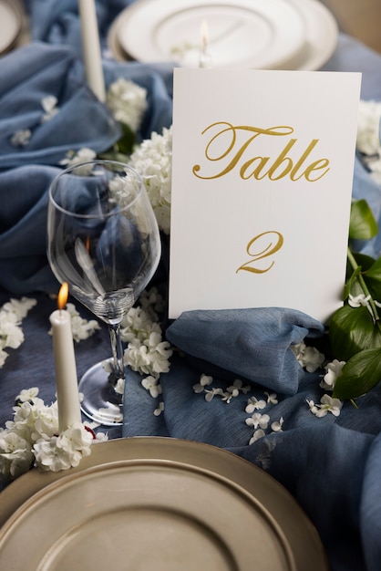 Bezpłatne zdjęcie asortyment stołu weselnego o wysokim kącie z kwiatami