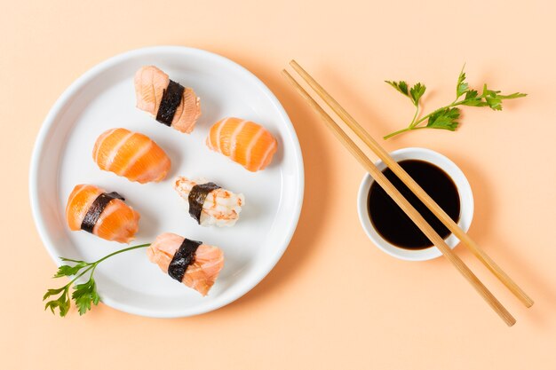 Asortyment sushi podawany z soją