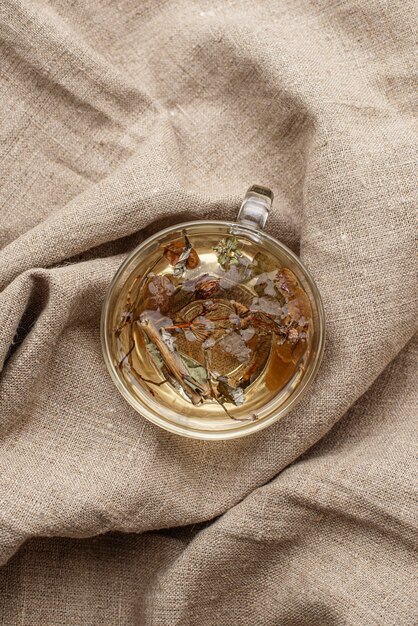 Asortyment suszonych roślin płaskich w herbacie