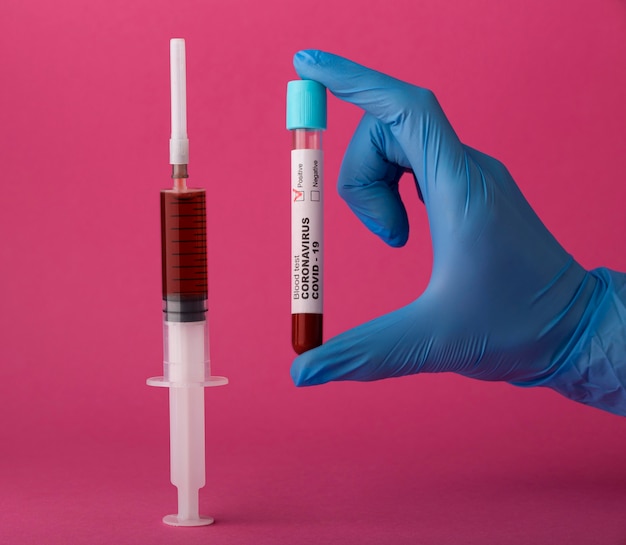 Bezpłatne zdjęcie asortyment szczepionek koronawirusowych na różowo