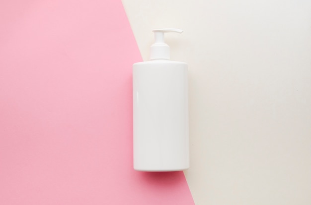 Asortyment z białą butelką mydła
