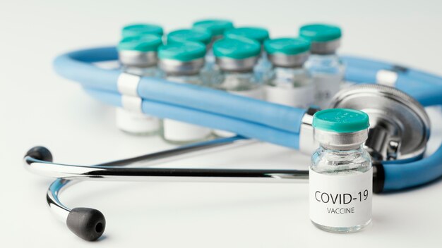 Asortyment z butelką ze szczepionką na koronawirusa