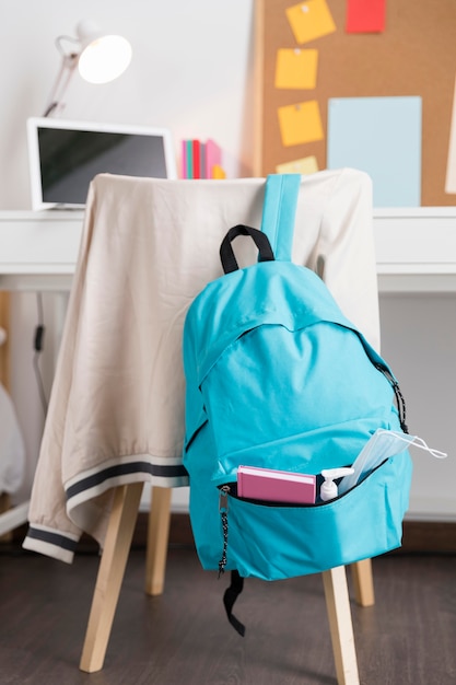 Asortyment z powrotem do szkoły z niebieskim plecakiem