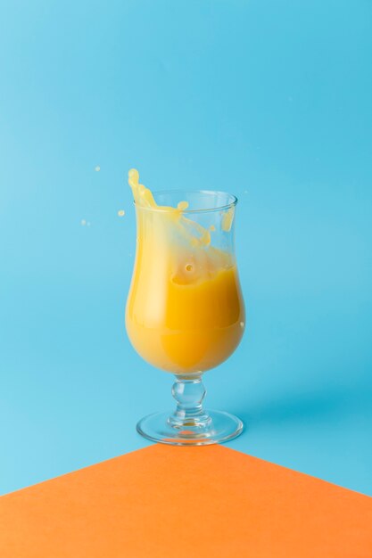 Asortyment z sokiem pomarańczowym i niebieskim tłem