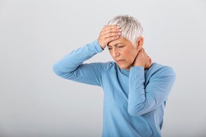 Bezpłatne zdjęcie atak potwornej migreny ból zatok nieszczęśliwa emerytowana seniorka trzymająca się za głowę z wyrazem bólu twarz starszej kobiety cierpiącej na ból głowy