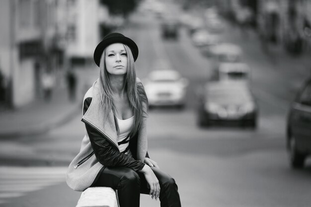 Atrakcyjna kobieta siedzi na ulicy
